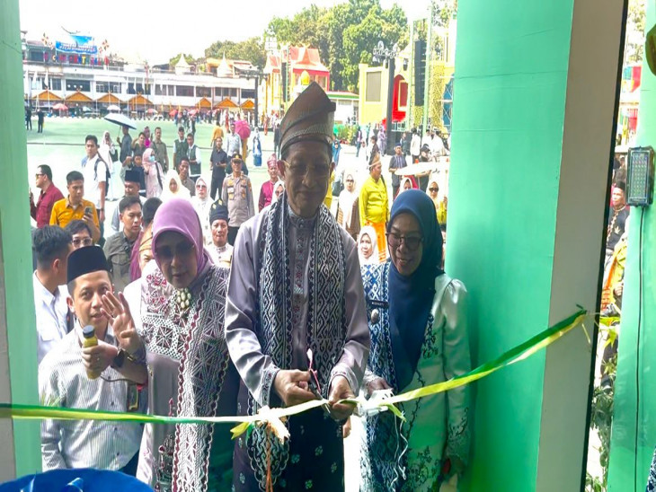 Menteri Agama RI Resmikan Stand Bazar Kampar di MTQ ke-44 Riau