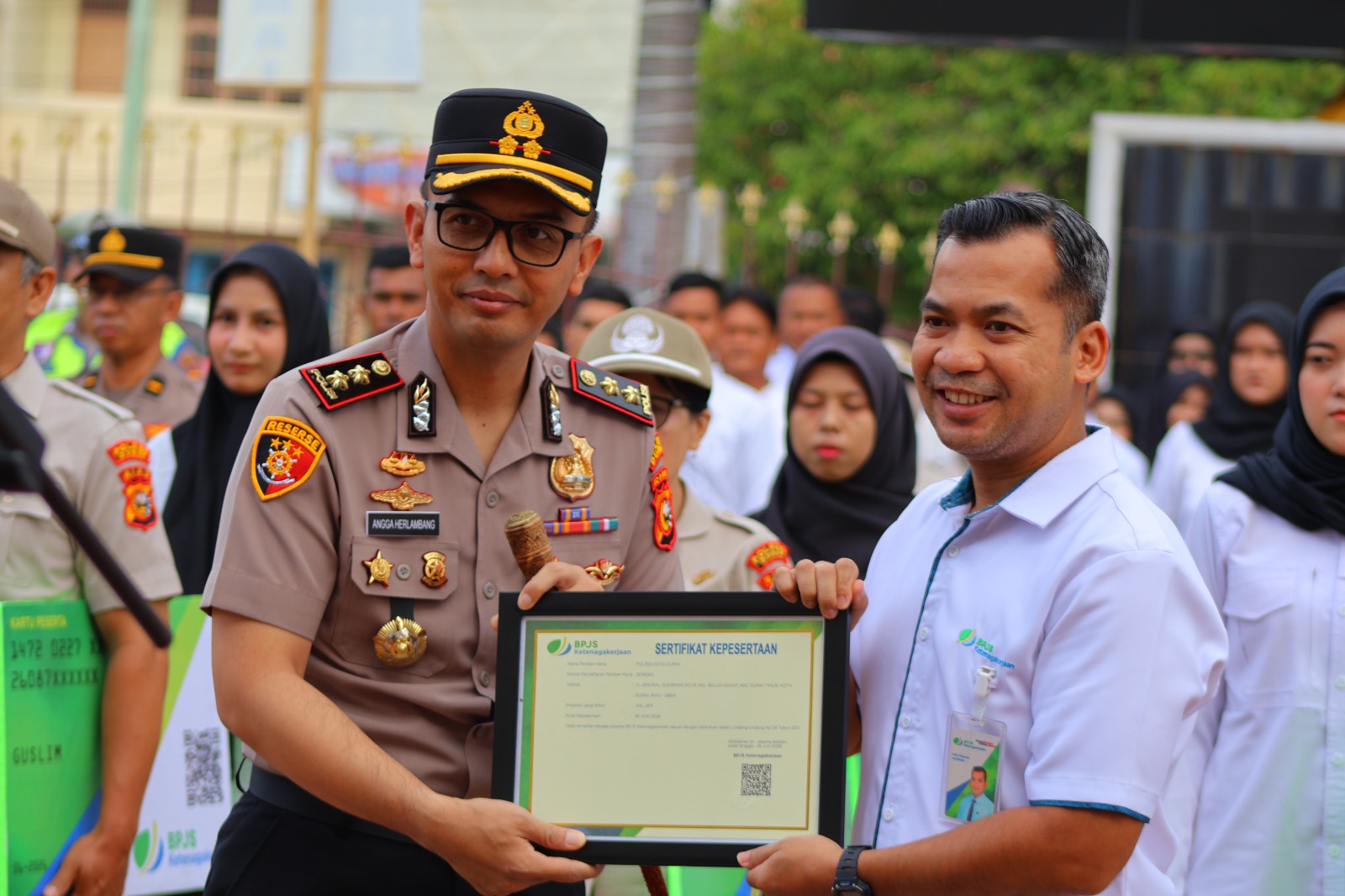 BPJS Ketenagakerjaan Dumai Serahkan Perlindungan Jaminan Sosial bagi 117 PHL dan PPPK Polres Dumai
