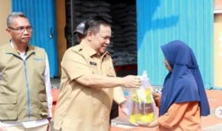 Plt Gubri Salurkan 20 Kg Beras dan 4 Liter Minyak Goreng kepada Warga Pekanbaru