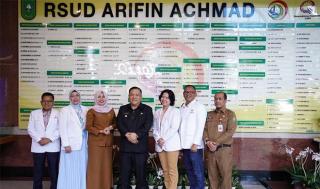 Kunjungi RSUD Achmad Riau, Plt Gubri Jenguk Pasien Kanker