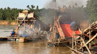 Keluhan Warga Ditindaklanjuti, Polisi Bakar 5 Rakit PETI di Sungai Kuantan