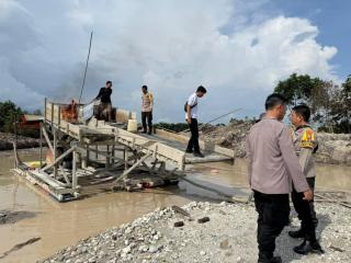 Polisi Musnahkan Dua Rakit PETI di Singingi, Komitmen Berantas Tambang Emas Ilegal