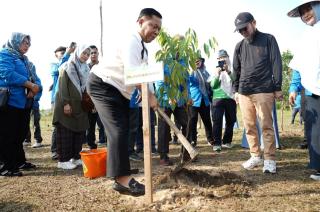 Plt Gubri Pimpin Penanaman 50 Pohon di Stadion Utama, Perkuat Upaya Mitigasi Perubahan Iklim