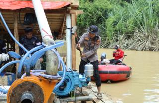 Polres Kampar Amankan Tiga Rakit Tambang Emas Ilegal di Sungai Subayang