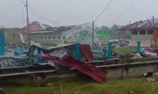 Puting Beliung Terjang Bandar Laksamana, SMPN 1 Api-Api Rusak Parah dan Listrik Padam