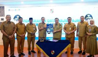 Serahkan Data 393 Ribu Kendaraan, Plt Gubri Minta Pemko Pekanbaru Gerak Cepat