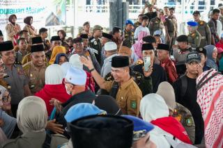 Penuh Haru, 110 Jamaah Haji Kepulauan Meranti Disambut Sekda di Pelabuhan Tanjung Harapan