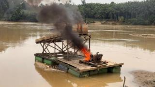 Polisi Musnahkan 31 Rakit Tambang Emas Ilegal di Sungai Kuantan