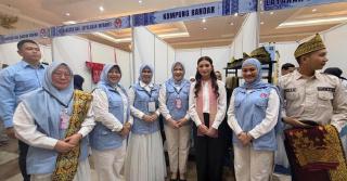 Selvi Gibran Kepincut Produk Sagu Meranti, Borong Kuliner hingga Songket Khas Daerah