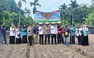 Polres Bengkalis Dukung Swasembada Pangan Lewat Penanaman Jagung Pipil di Kuala Alam