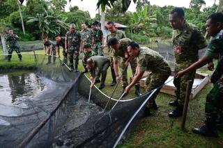 Panen Raya Lele Lanud Roesmin Nurjadin, Satu Ton Protein untuk Ketahanan Pangan