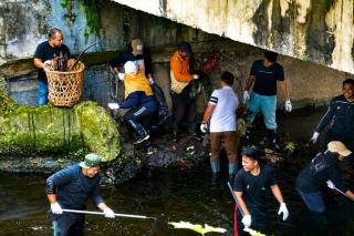 Kolaborasi Hijau, DLHK Pekanbaru dan BEM UNRI Angkut Sampah di Sungai Sail