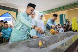 Wako dan Wawako Kenang Jasa Pendiri Kota Lewat Ziarah ke Makam Marhum Pekan