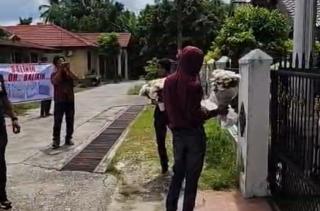 Kocak! Keluarga Selebgram Pekanbaru Didatangi Penagih Hutang sambil Joget-Joget