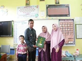 Bupati Kampar Beri Contoh Nyata, Datang Paling Awal Ambil Rapor Anak di Sekolah