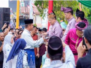 Bupati Kampar Serahkan Miniatur Al-Qur