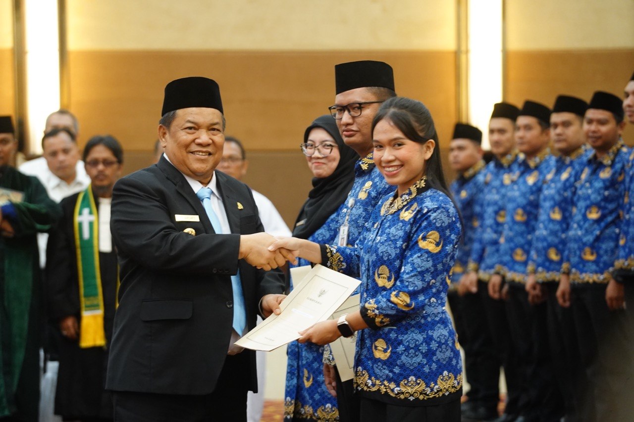 Plt Gubernur Riau Ambil Sumpah 301 PNS dan Lantik Pejabat Fungsional