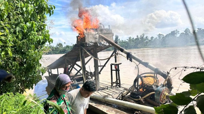 Polisi Musnahkan 12 Rakit PETI di Sungai Kuantan, Operasi Penertiban Terus Digencarkan
