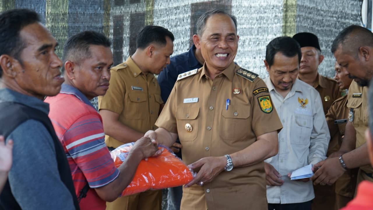 Bupati Inhil Serahkan Bantuan Korban Kebakaran di Jalan Wijaya Kusuma