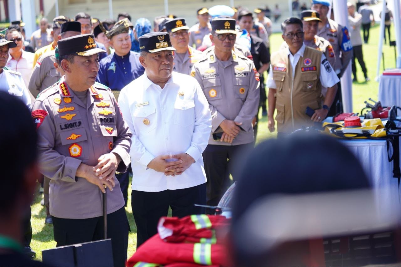 Kapolri Serahkan Peralatan Penanggulangan Karhutla untuk Polda Riau
