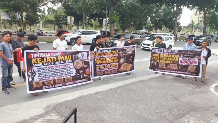 Demo Kejati Riau, LSM Benang Merah Minta Usut Dugaan Korupsi Perumahan DPRD Siak