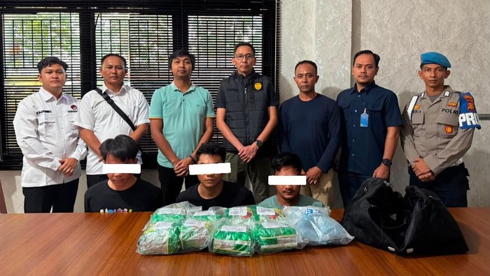 Polres Bengkalis Bongkar Jaringan Narkoba, 3 Tersangka Ditangkap dan 8 Paket Besar Sabu Disita