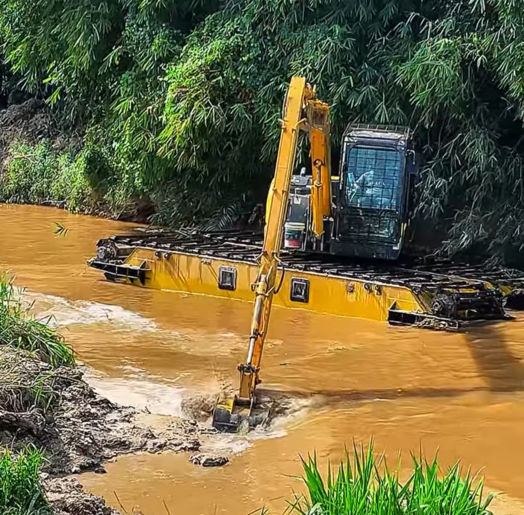 PUPR Pekanbaru Kerahkan Excavator Amfibi untuk Normalisasi Sungai Sail