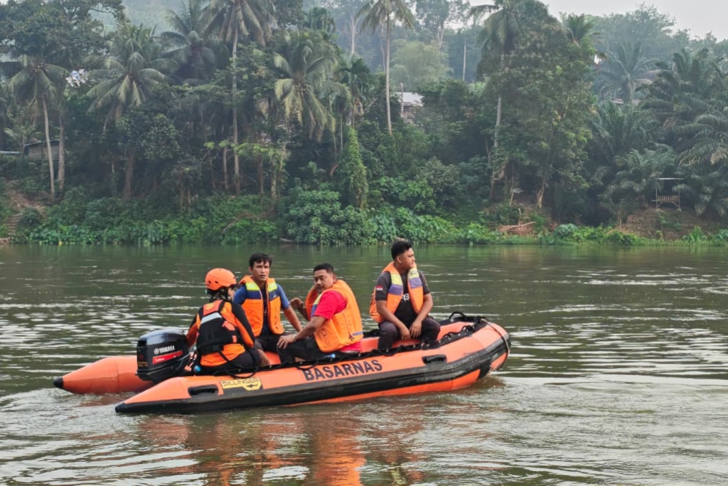 Basarnas Pekanbaru Cari Pemuda yang Diduga Terjatuh ke Sungai Kampar