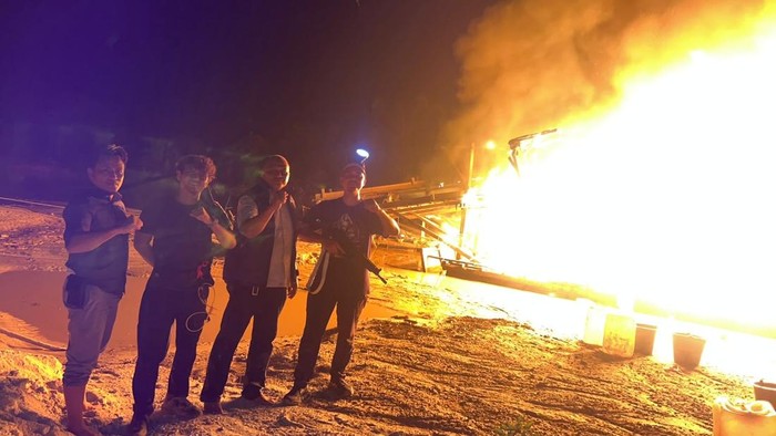 Penggerebekan PETI di Gunung Sahilan, Dua Pelaku Ditangkap dan 12 Rakit Dibakar