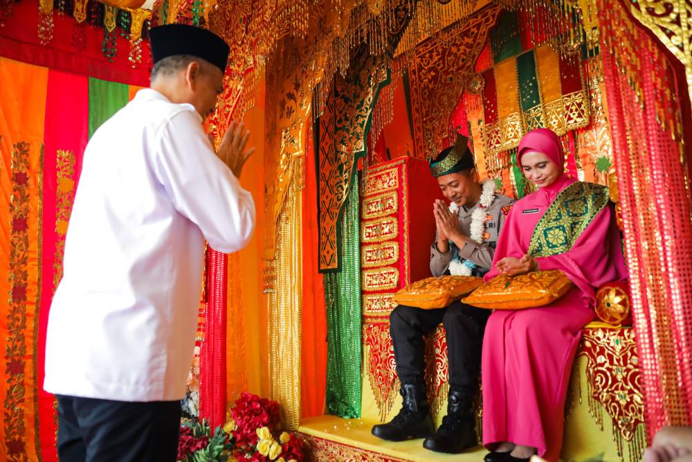Tepuk Tepung Tawar Iringi Penyambutan Kapolres Dumai yang Baru