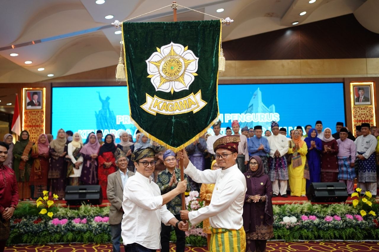 Wamen Komdigi Nezar Patria Lantik Pengda KAGAMA Riau