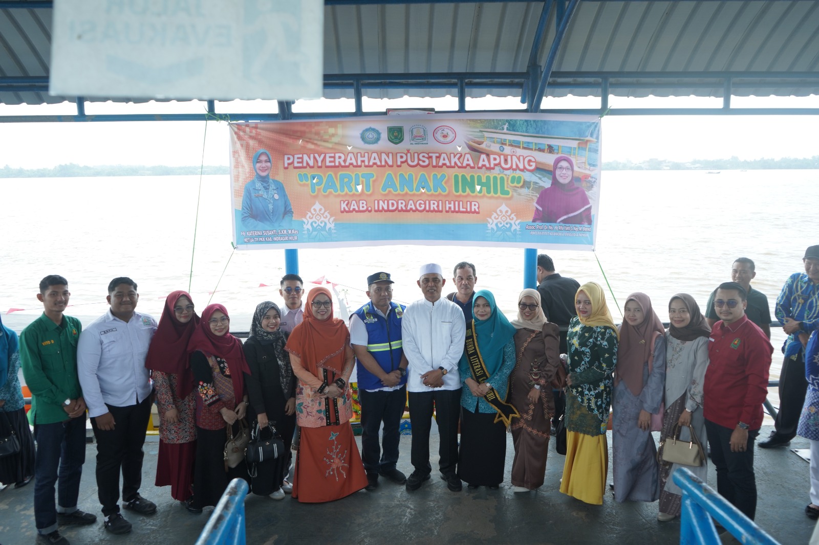 Bupati Herman dan Bunda Literasi Inhil Terima Bantuan Pustaka Apung "Parit Anak Inhil"