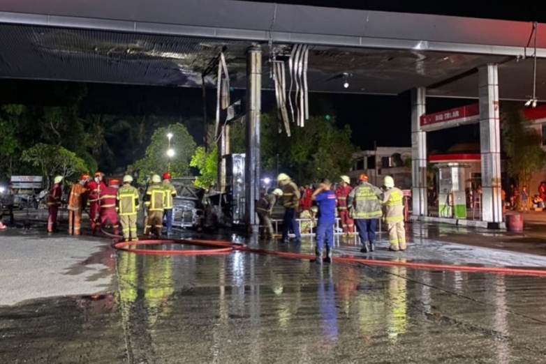 Kijang Kapsul Terbakar Saat Isi BBM di Jalan Hangtuah Ujung Pekanbaru