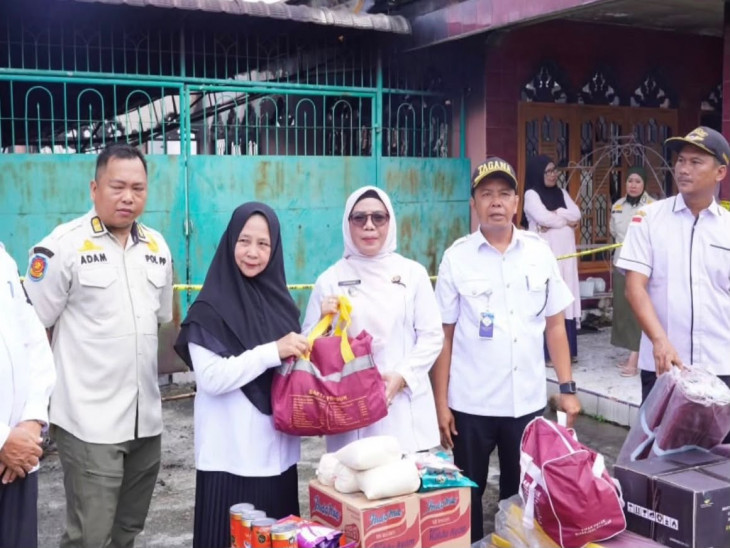 Wabup Kampar Tinjau Korban Kebakaran di Langgini, Salurkan Bantuan Darurat