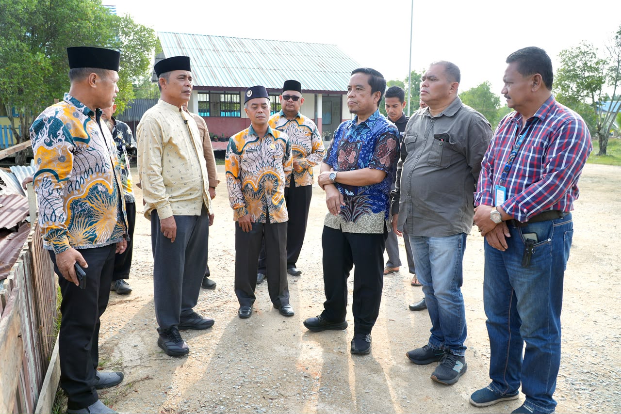 Bupati Herman Tinjau Revitalisasi SDN 005 Pulau Burung