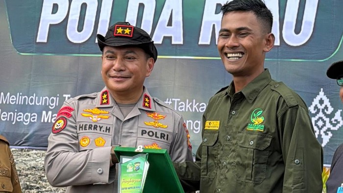 Hari Mangrove Sedunia, Kapolda Riau Terima Penghargaan Green Policing