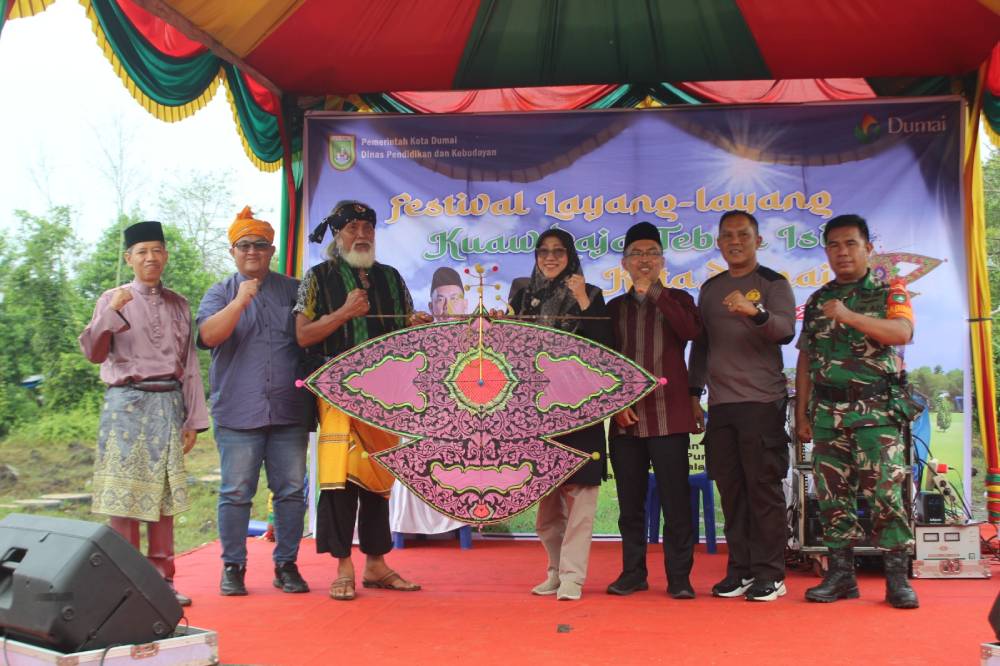 Puluhan Peserta Ramaikan Festival Layang-Layang Kuau Raja Tebuk Isi di Pantai Purnama