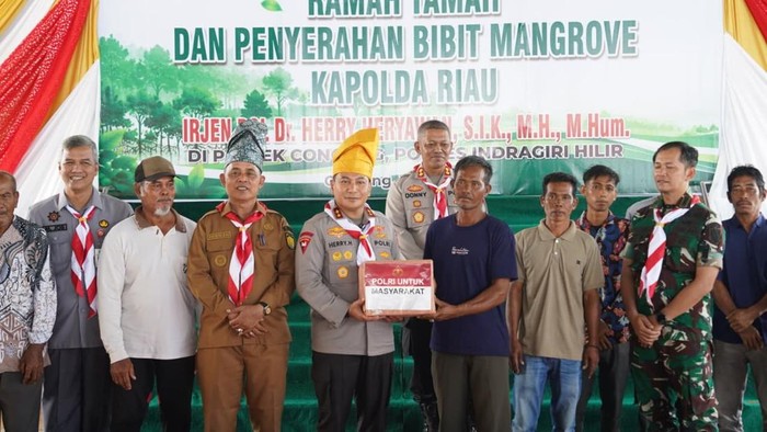 Kapolda Riau Salurkan Mesin Ketinting dan Mangrove untuk Nelayan Inhil