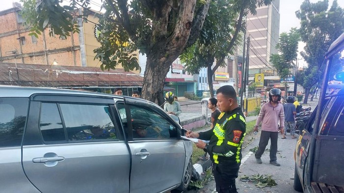 Mobil Calya Ringsek Hantam Pohon di Sudirman Pekanbaru, Tiga Orang Terluka