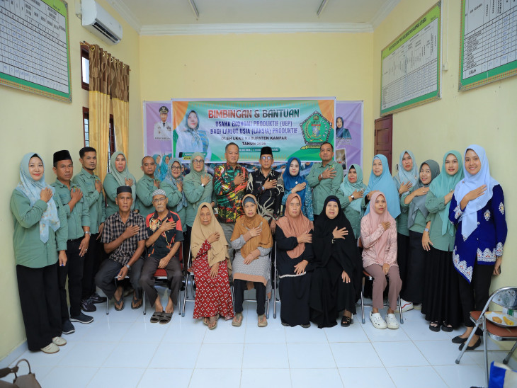 Wujudkan Lansia Mandiri, LKKS Kabupaten Kampar Serahkan Bantuan UEP