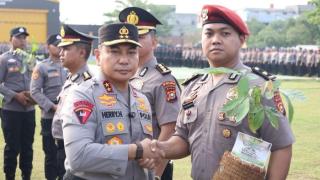 1.126 Personel Polda Riau Naik Pangkat, Kapolda Hadiahkan Bibit Pohon