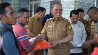 Bupati Inhil Serahkan Bantuan Korban Kebakaran di Jalan Wijaya Kusuma