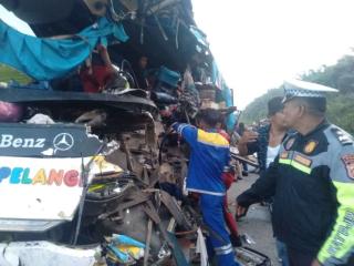 Bus Pelangi Tabrak Truk di Tol Pekanbaru–Dumai, 2 Tewas dan 16 Penumpang Terluka