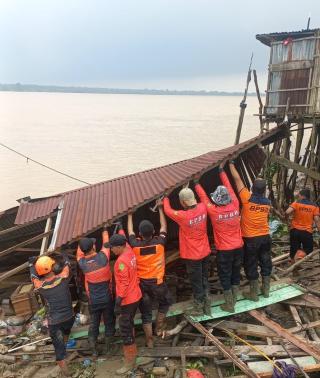 Angin Kencang Rusak Rumah Warga di Tembilahan Hulu, Satu Keluarga Terpaksa Mengungsi