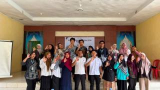 Mahasiswa KKN UNRI Latih Pelaku UMKM Desa Pematang Duku Timur Kuasai Digital Marketing