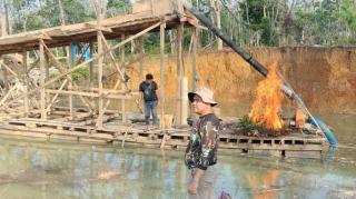 Polda Riau Perangi PETI, 843 Rakit Tambang Ilegal Dimusnahkan di Sungai Kuantan