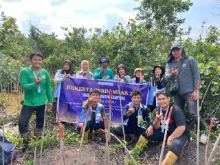 Lawan Abrasi, Mahasiswa Kukerta UNRI Bersama Alam Rindang Tanam Mangrove di Bengkalis