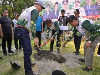 Bupati Kampar Tanam Bibit Durian, Perkuat Gerakan Penghijauan Berbasis Ekoteologi