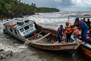 Dihantam Ombak Besar, Speedboat Rute Kuala Tungkal–Sungai Guntung Kandas di Pulau Busung