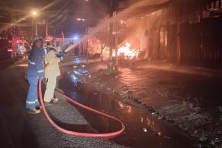 Lima Kios di Jalan Belimbing Pekanbaru Hangus Terbakar